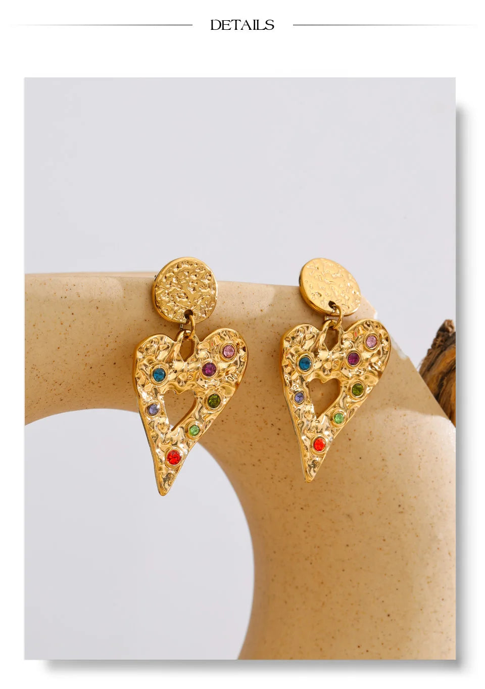 Cubic zirconia heart hammered earrings in gold-plated stainless steel with cubic zirconia.