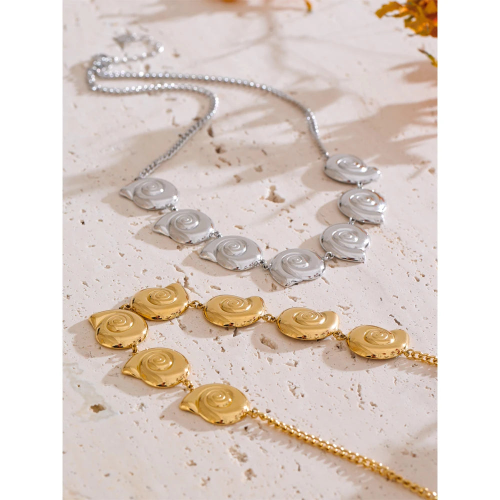 Shell geometric chain necklace in gold-plated stainless steel with shell.