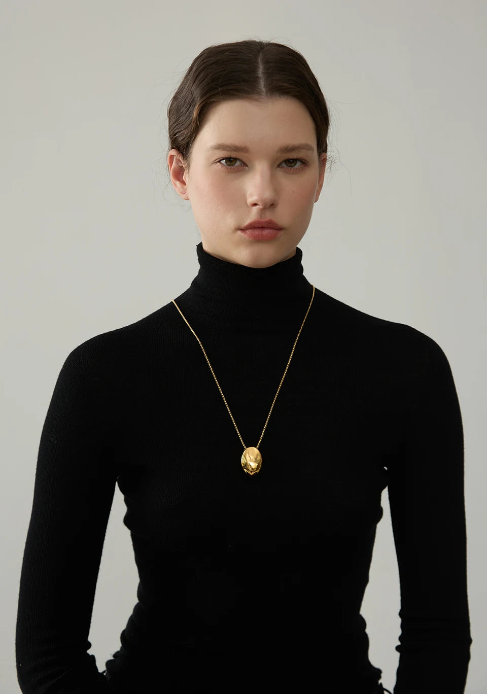 Minimalist geometric chain necklace in gold-plated 316L stainless steel.