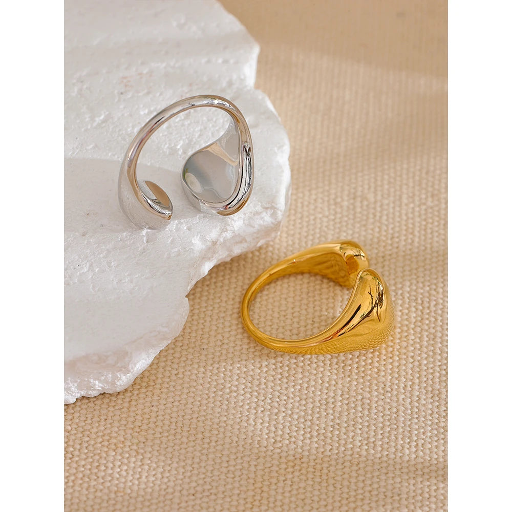 Minimalist geometric ring in gold-plated stainless steel.