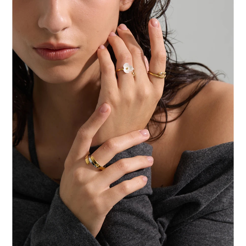 Cubic zirconia resin flower ring in 18K gold-plated stainless steel with cubic zirconia and resin.