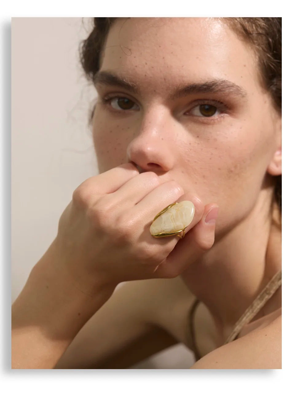 Green resin geometric ring in 18K gold-plated stainless steel with resin.
