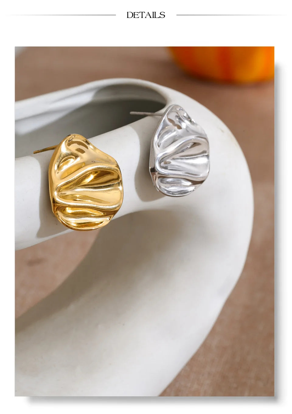 Geometric earrings in gold-plated stainless steel.