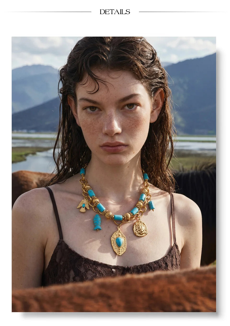 Natural stone geometric necklace in gold-plated stainless steel with natural stone.