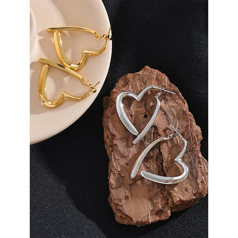 Heart minimalist earrings in gold-plated stainless steel.