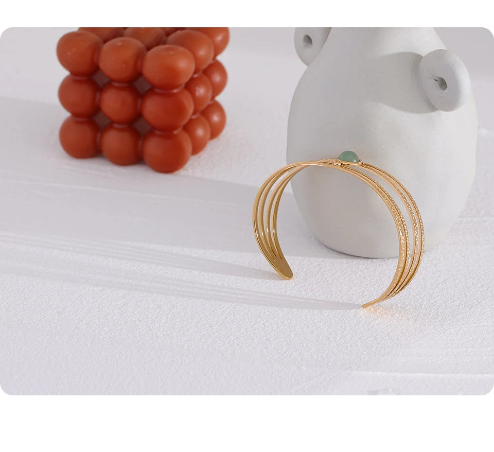 Green natural stone boho bracelet in gold-plated stainless steel with natural stone.