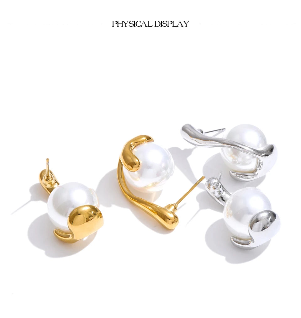 Pearl geometric earrings in gold-plated stainless steel with pearl.
