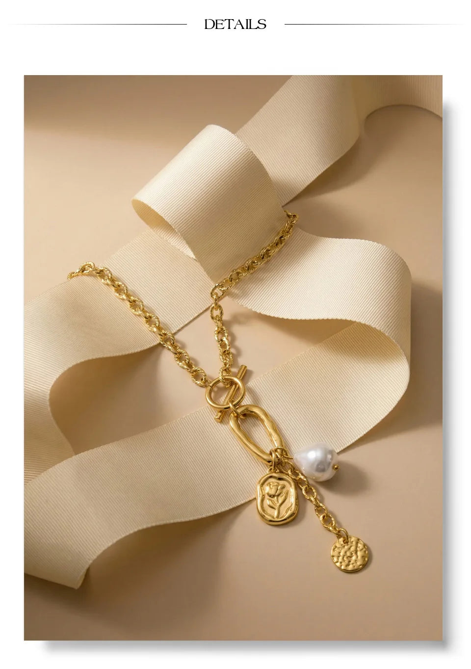 Pearl flower geometric necklace in gold-plated stainless steel with pearl.