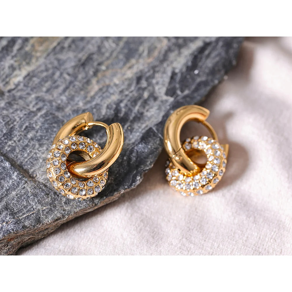 Cubic zirconia geometric earrings in 18K gold-plated stainless steel with cubic zirconia.