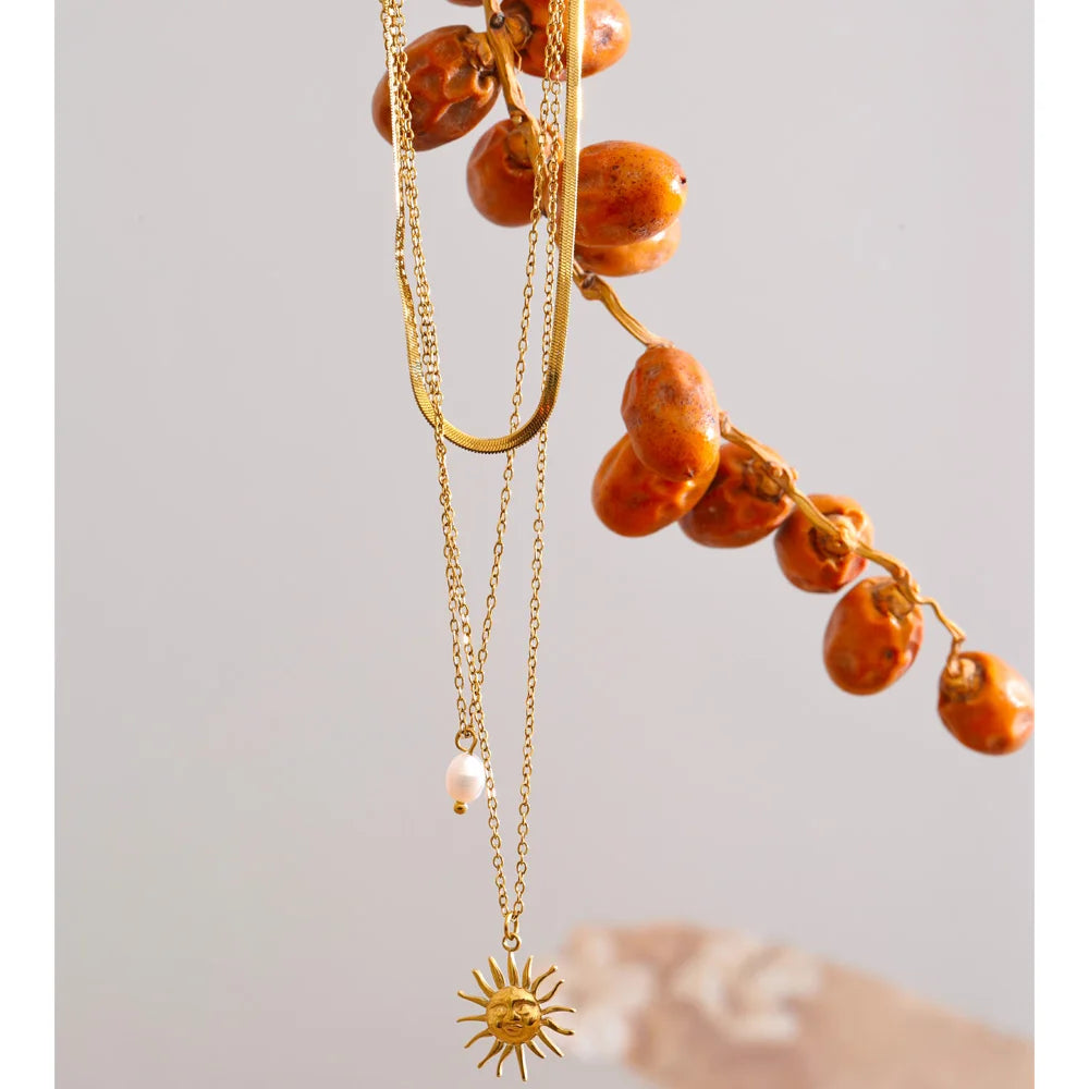 Freshwater pearl sun geometric necklace in gold-plated stainless steel with freshwater pearl.