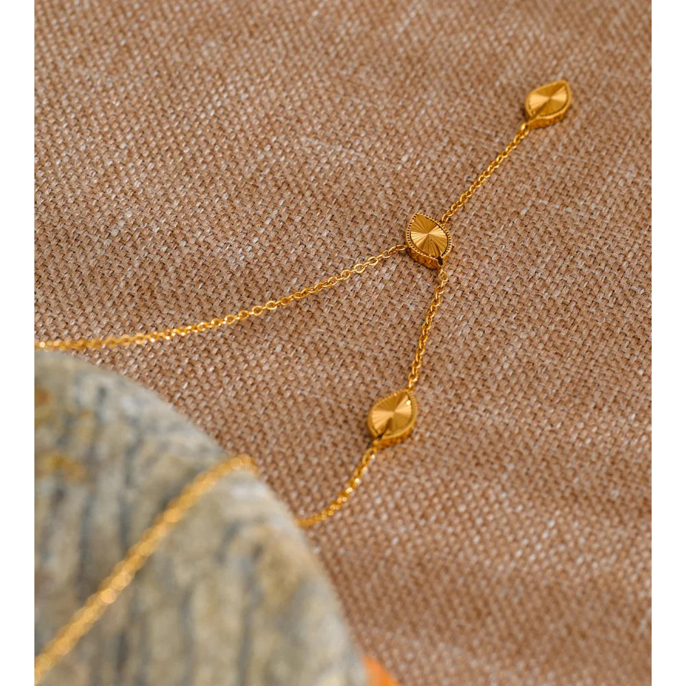 Chain necklace in gold-plated stainless steel.