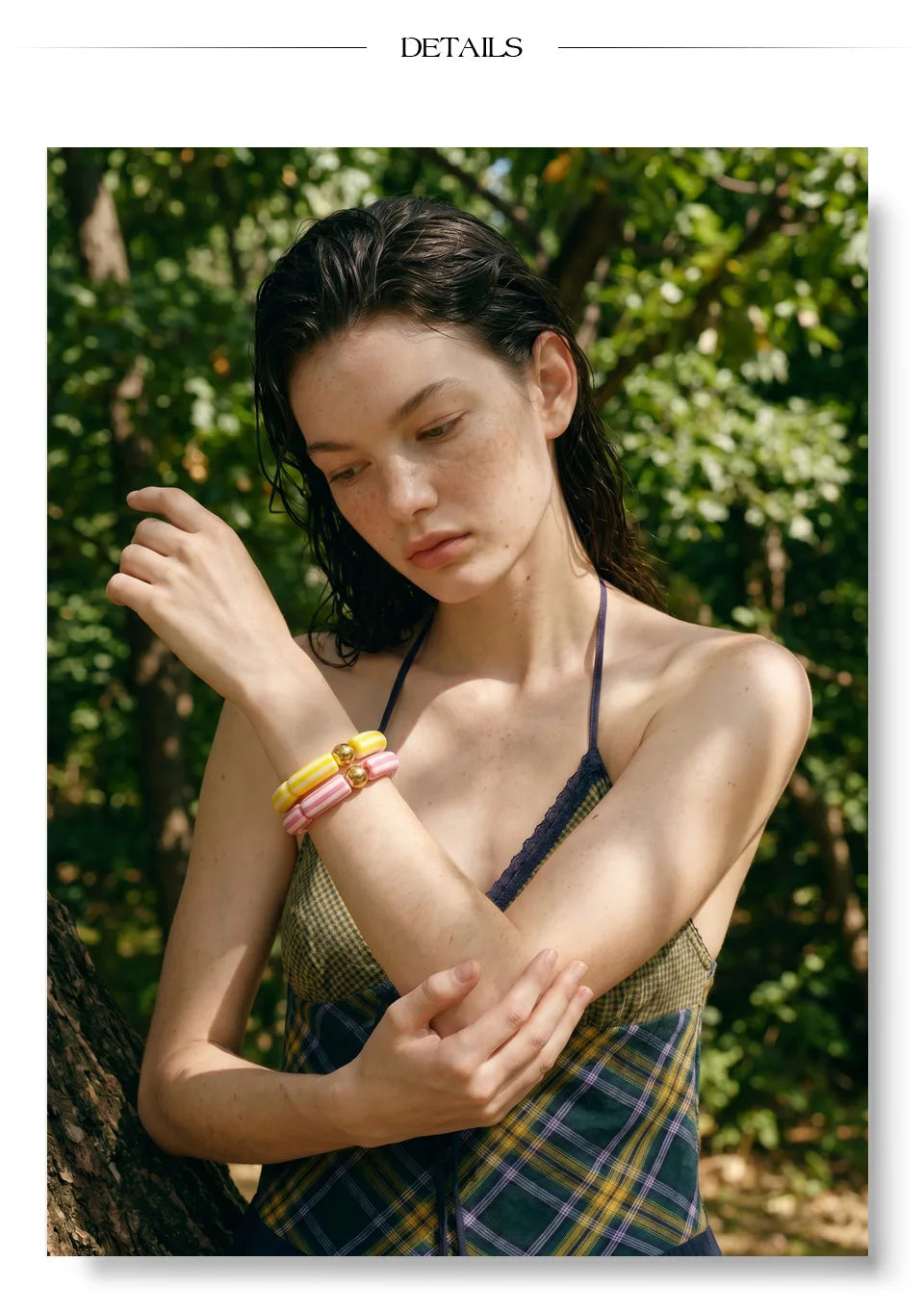 Resin acrylic multi-color bracelet in gold-plated stainless steel with resin and acrylic.