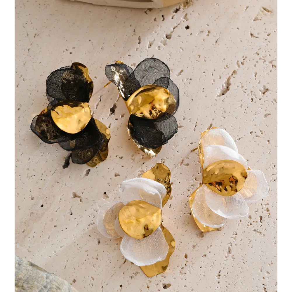 Flower earrings in gold-plated stainless steel.