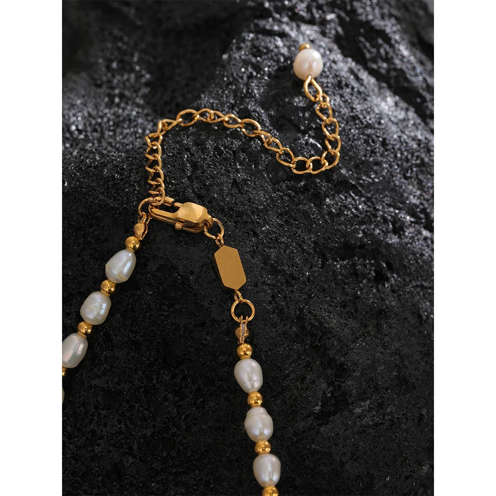 Freshwater pearl geometric necklace in gold-plated stainless steel with freshwater pearl.