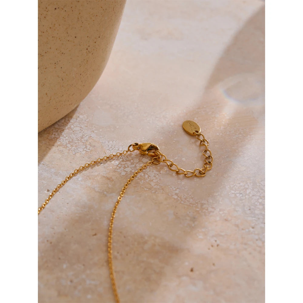 Shell star geometric necklace in gold-plated stainless steel with shell.