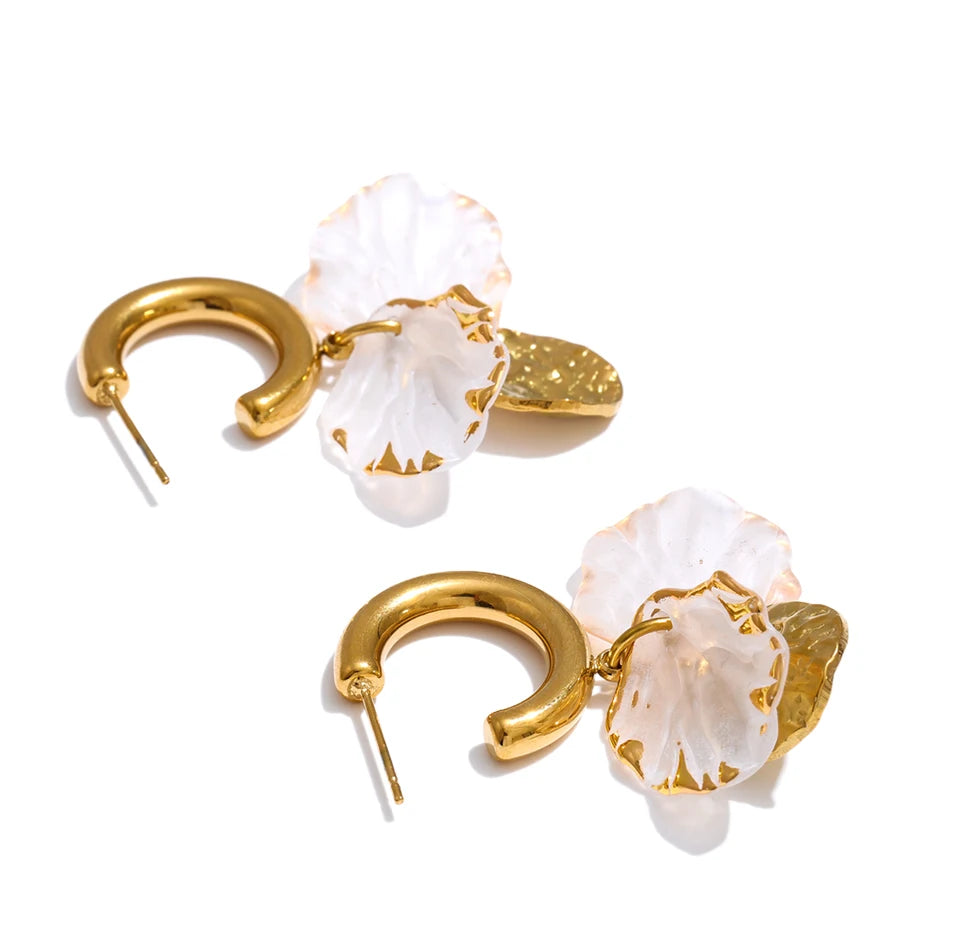 Resin flower geometric earrings in gold-plated stainless steel with resin.
