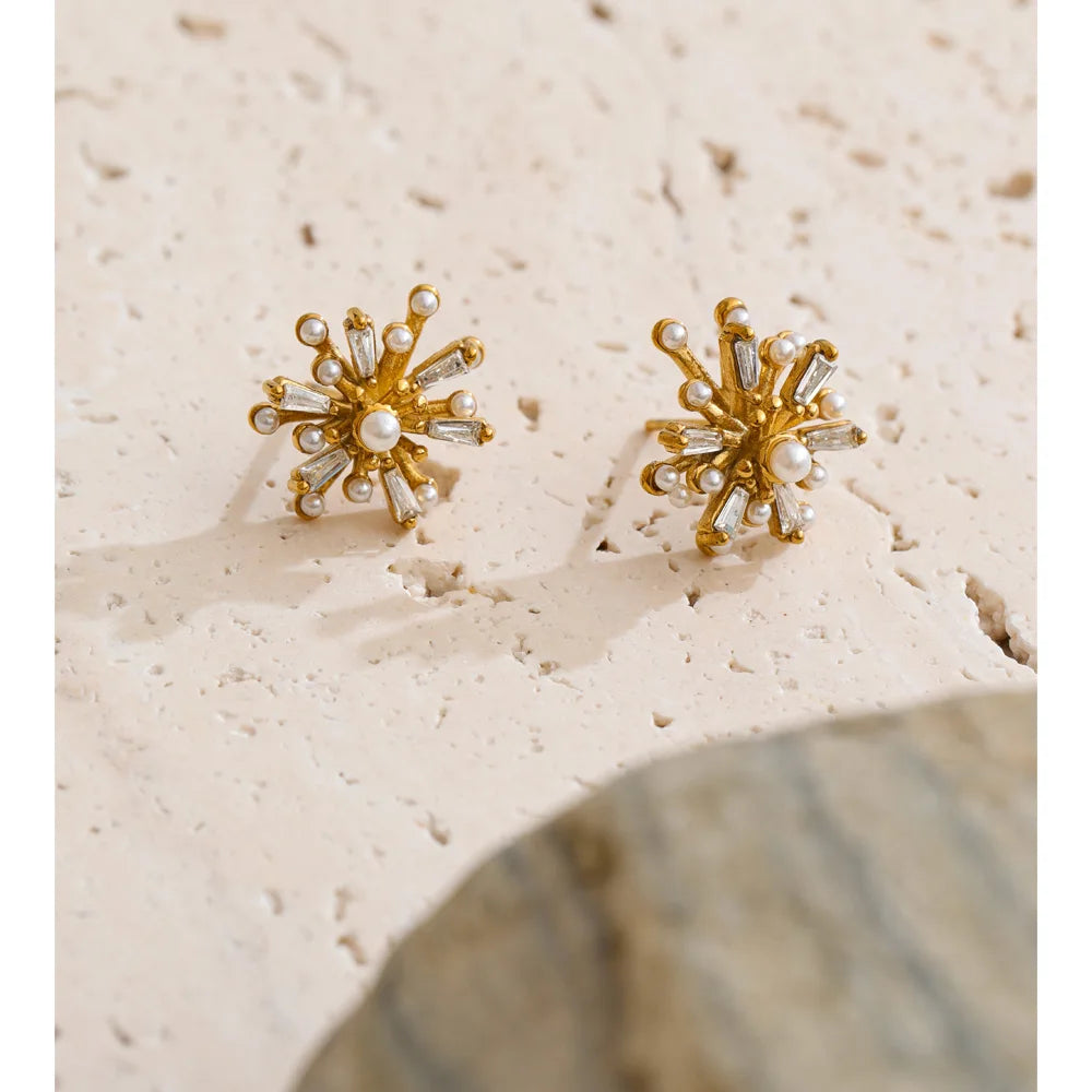 Cubic zirconia pearl flower earrings in gold-plated stainless steel with pearl and cubic zirconia.