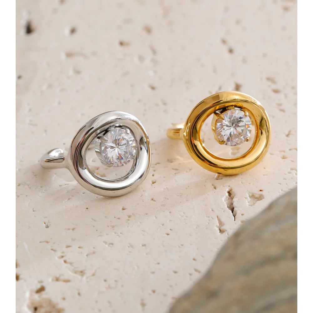 Cubic zirconia geometric ring in 18K gold-plated stainless steel with cubic zirconia.