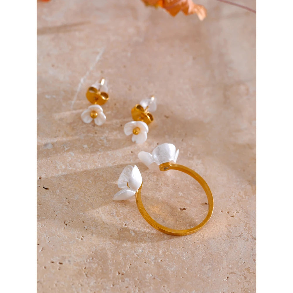 Resin flower earrings in gold-plated stainless steel with resin.