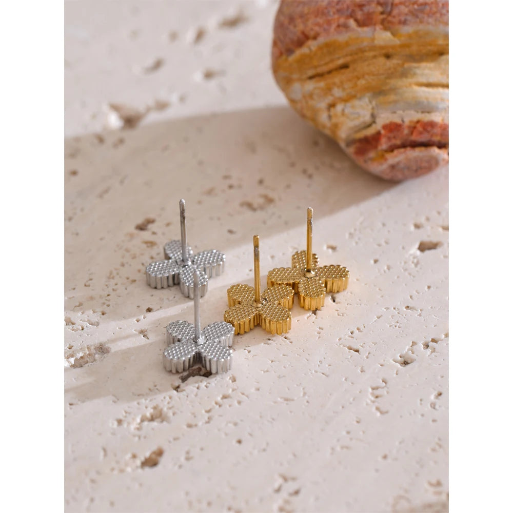 Cubic zirconia flower earrings in gold-plated stainless steel with cubic zirconia.