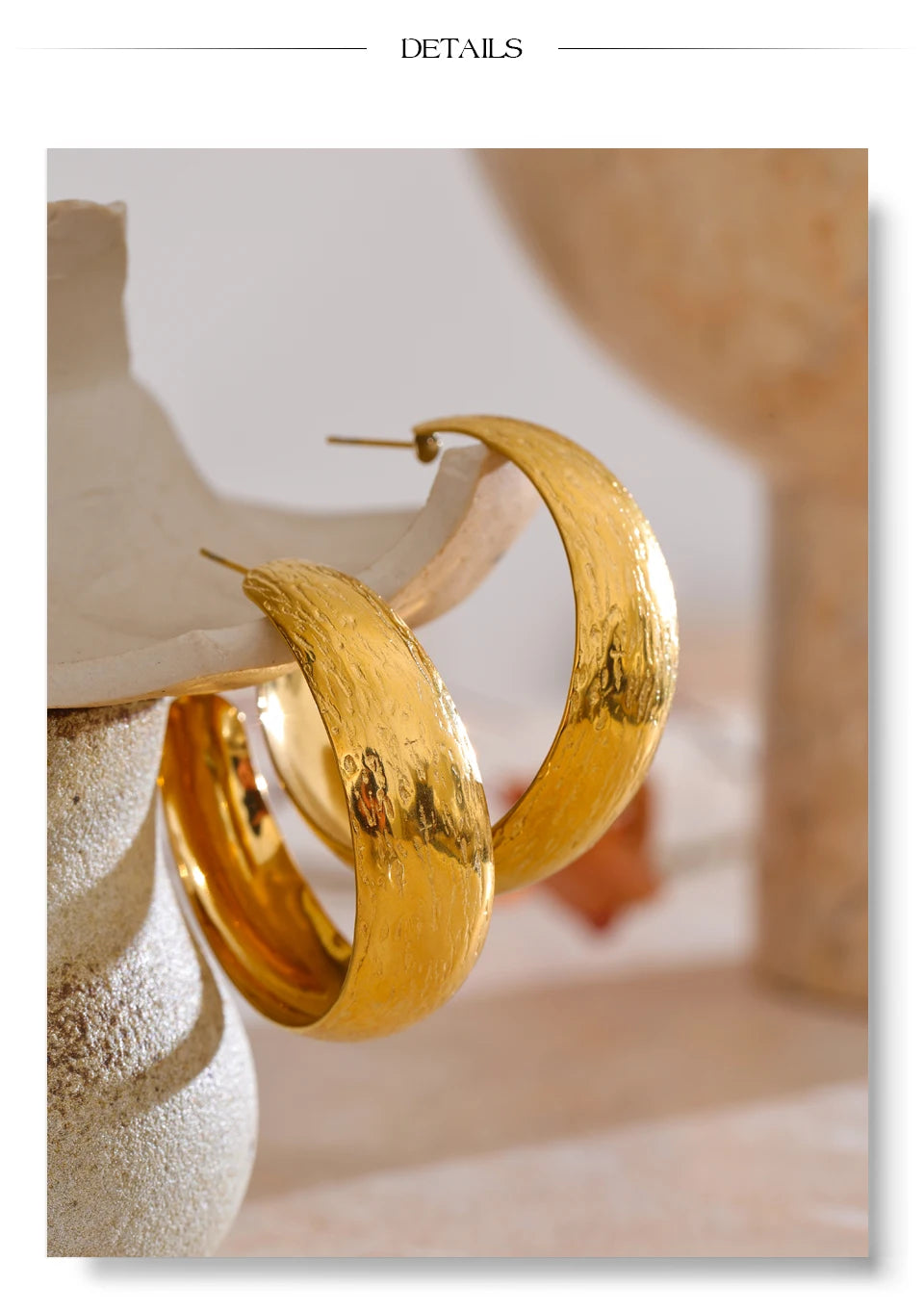 Geometric earrings in gold-plated stainless steel.