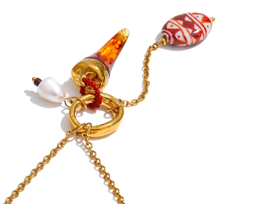 Resin geometric necklace in gold-plated stainless steel with resin.