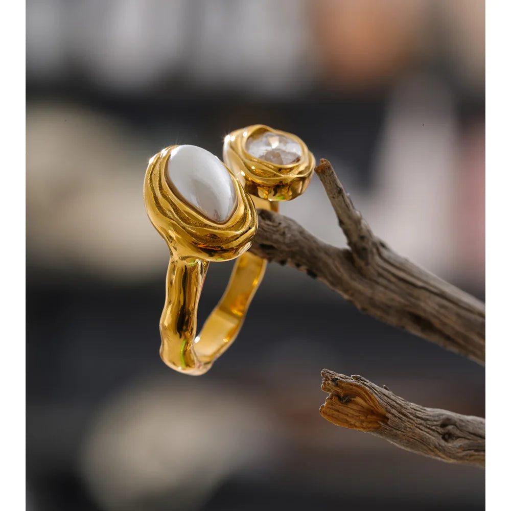 Cubic zirconia geometric ring in 18K gold-plated stainless steel with cubic zirconia.