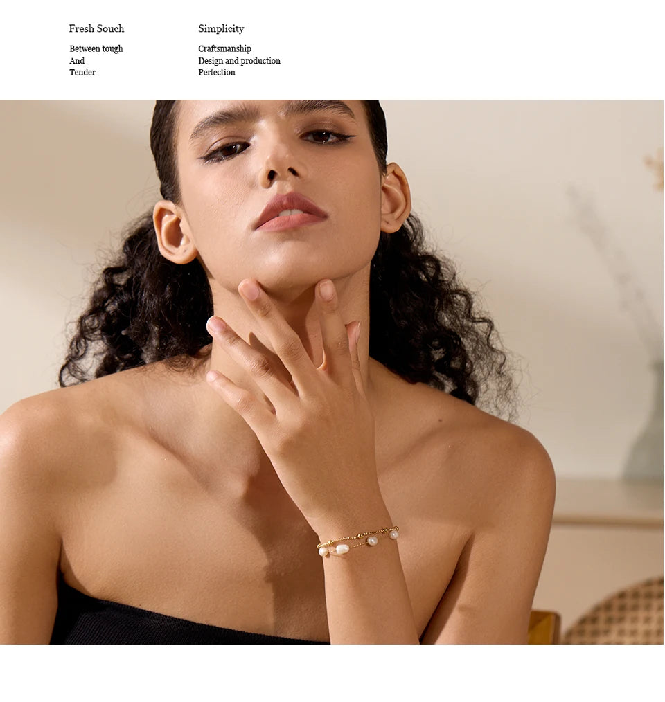 Freshwater pearl geometric chain necklace in gold-plated stainless steel with freshwater pearl.