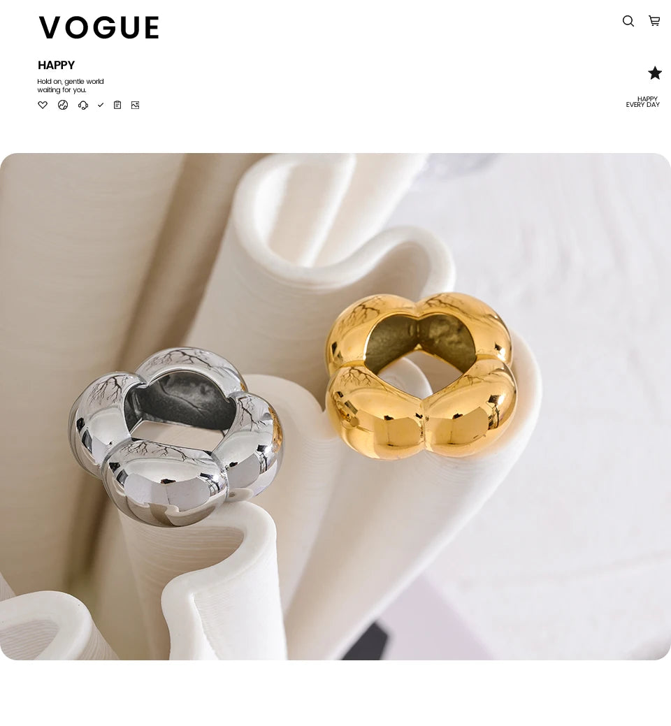 Flower geometric ring in 18K gold-plated 316L stainless steel.