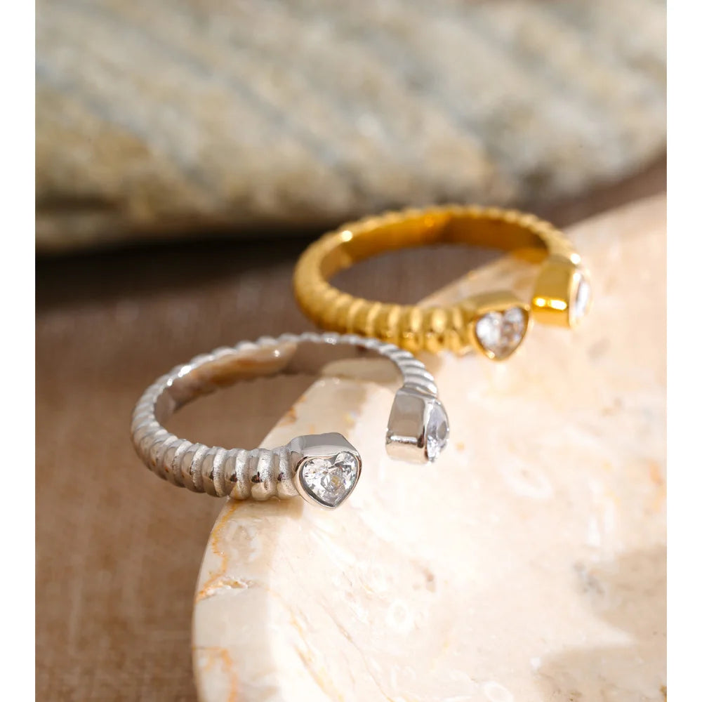 Cubic zirconia heart ring in gold-plated stainless steel with cubic zirconia.