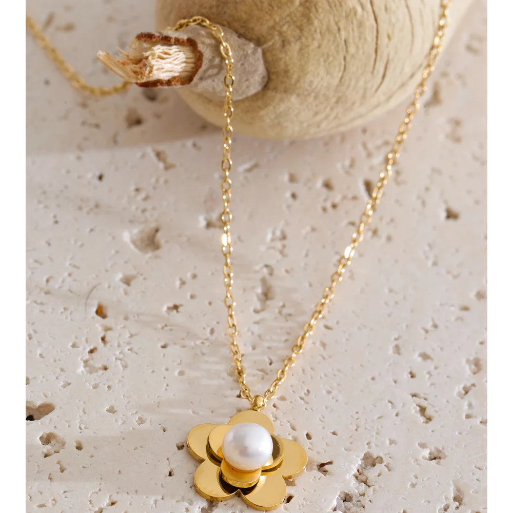 Pearl flower necklace in gold-plated stainless steel with pearl.