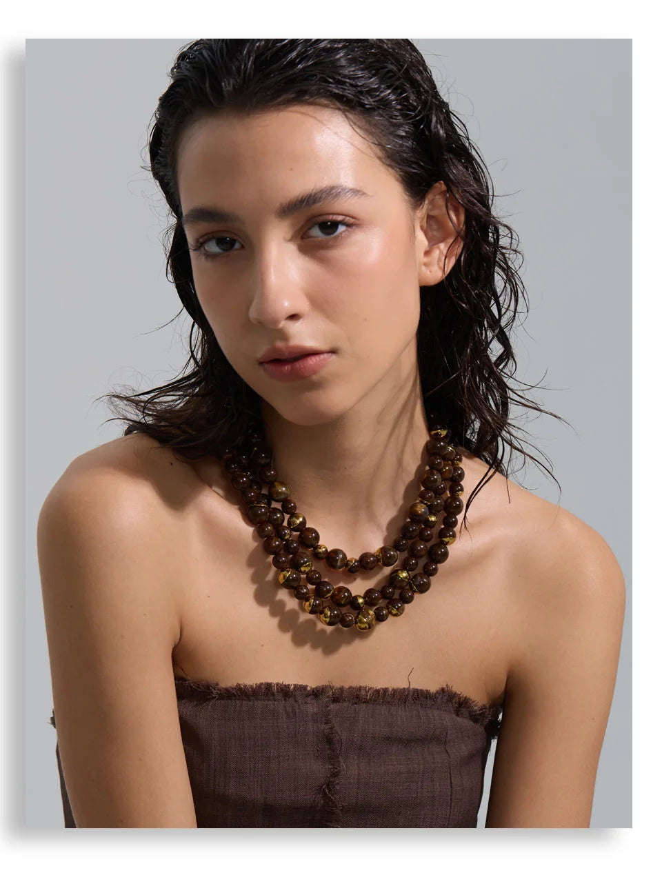 Pearl beaded geometric earrings in gold-plated stainless steel with pearl.