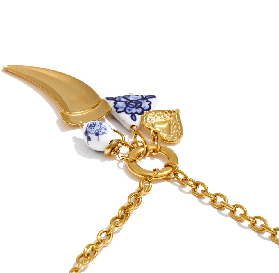 Heart geometric necklace in gold-plated stainless steel.