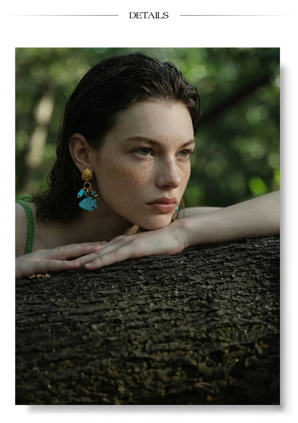 Blue natural stone geometric earrings in gold-plated stainless steel with natural stone.