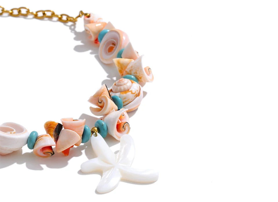 Shell star geometric necklace in gold-plated stainless steel with shell.