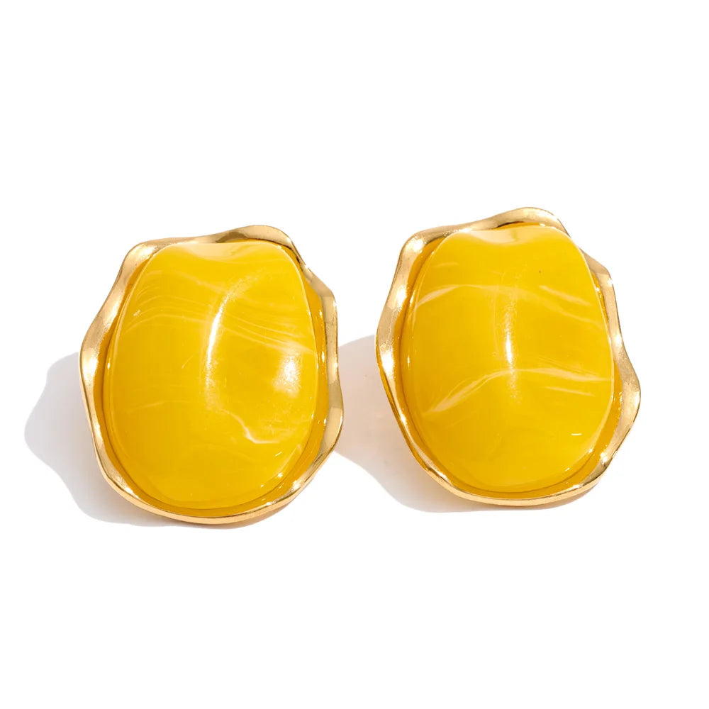 Resin acrylic geometric earrings in gold-plated stainless steel with resin and acrylic.
