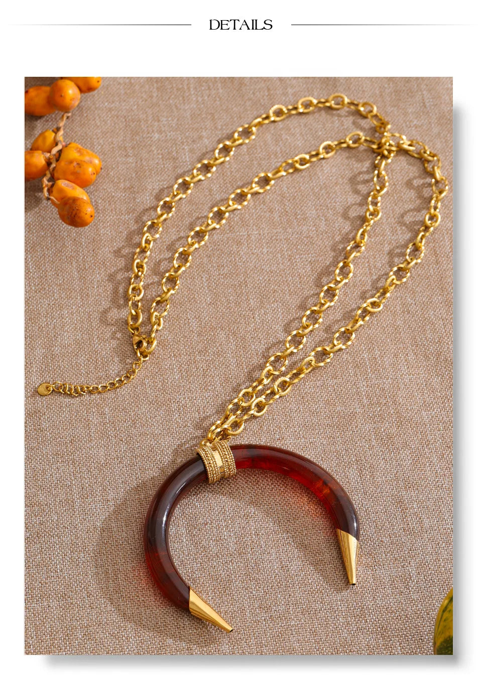 Resin geometric necklace in gold-plated stainless steel with resin.