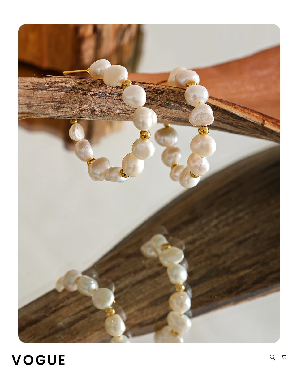 Freshwater pearl geometric earrings in gold-plated stainless steel with freshwater pearl.
