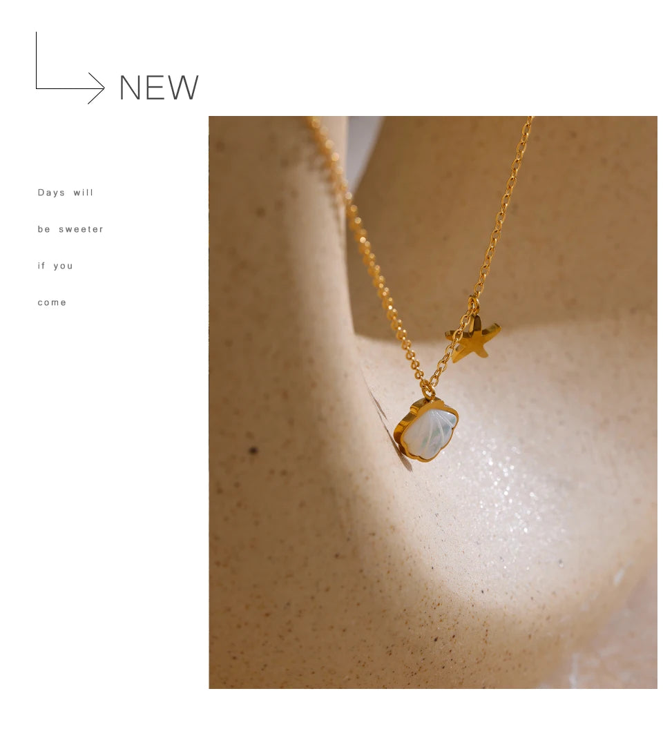Shell star geometric necklace in gold-plated stainless steel with shell.