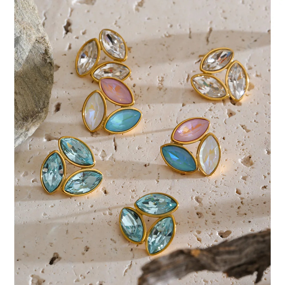 White crystal flower earrings in gold-plated stainless steel with crystal.