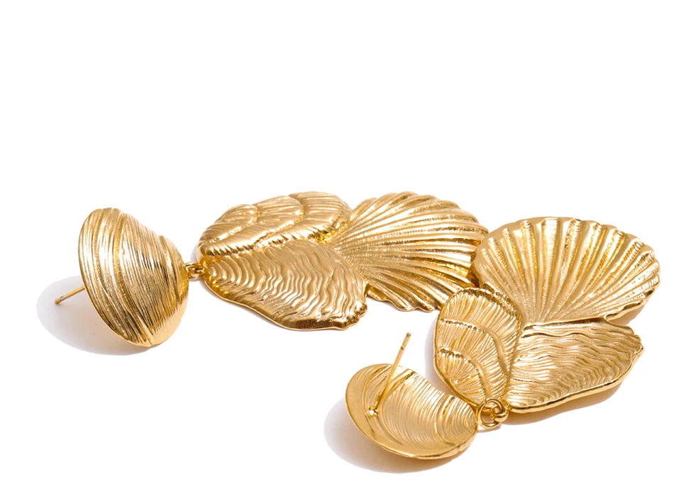 Shell geometric earrings in gold-plated stainless steel with shell.
