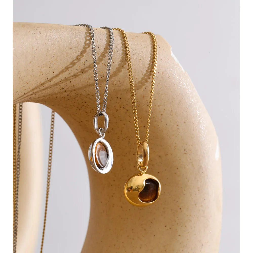 Natural stone geometric necklace in gold-plated stainless steel with natural stone.