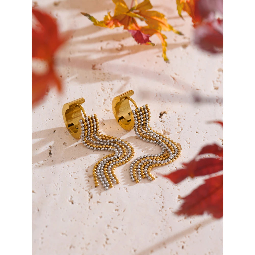 Geometric chain earrings in gold-plated stainless steel.