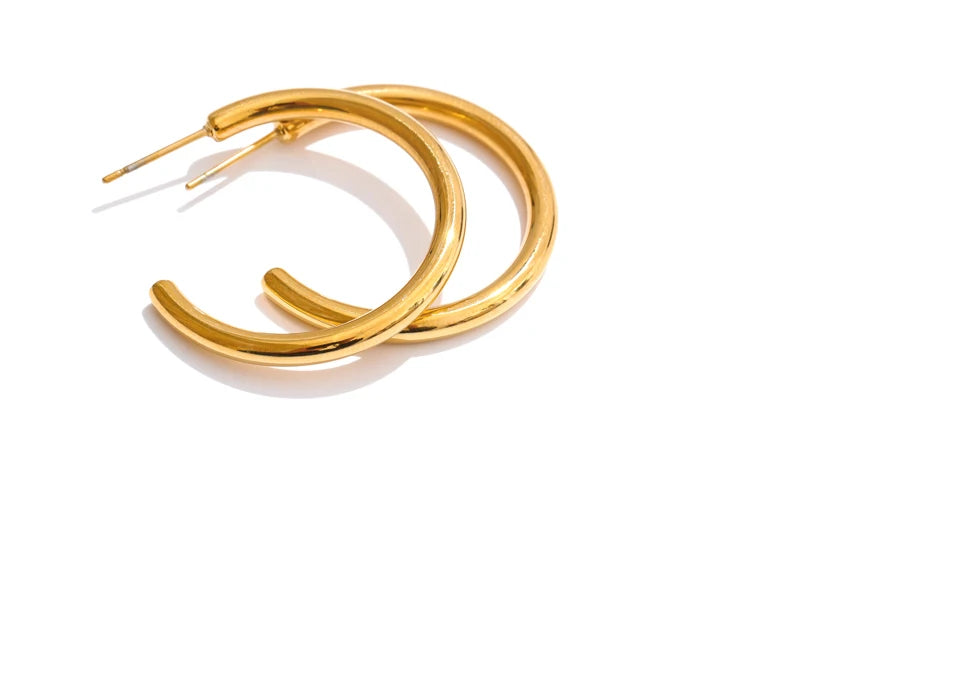 Minimalist geometric earrings in gold-plated stainless steel.