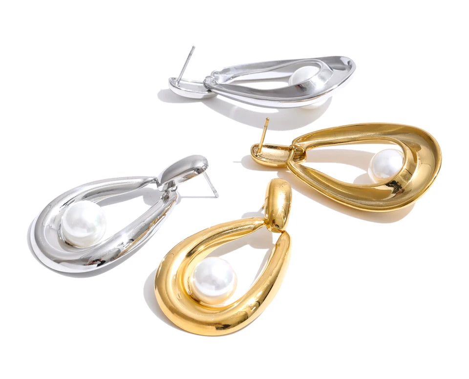 Pearl geometric earrings in gold-plated stainless steel with pearl.