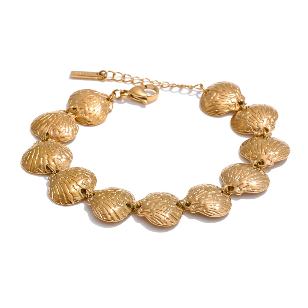 Shell hammered geometric necklace in gold-plated stainless steel with shell.