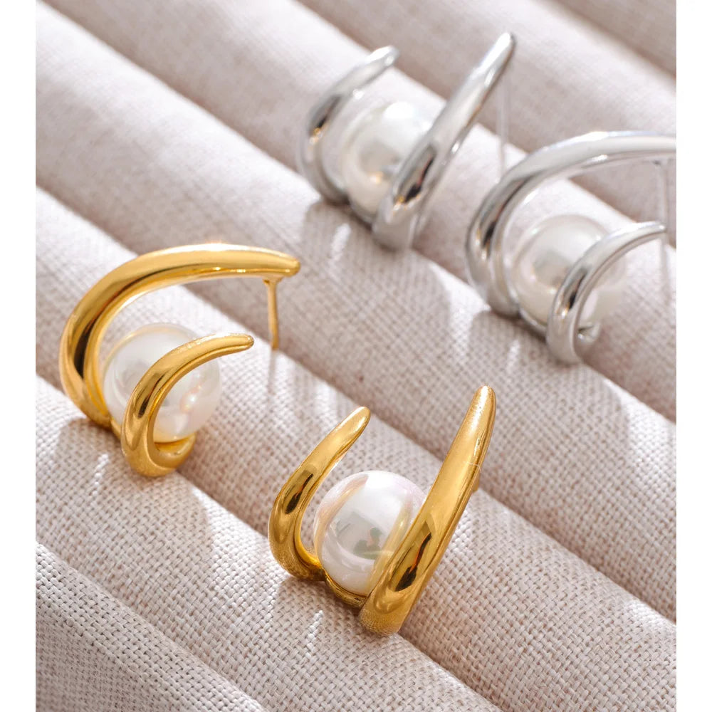Pearl geometric earrings in gold-plated stainless steel with pearl.