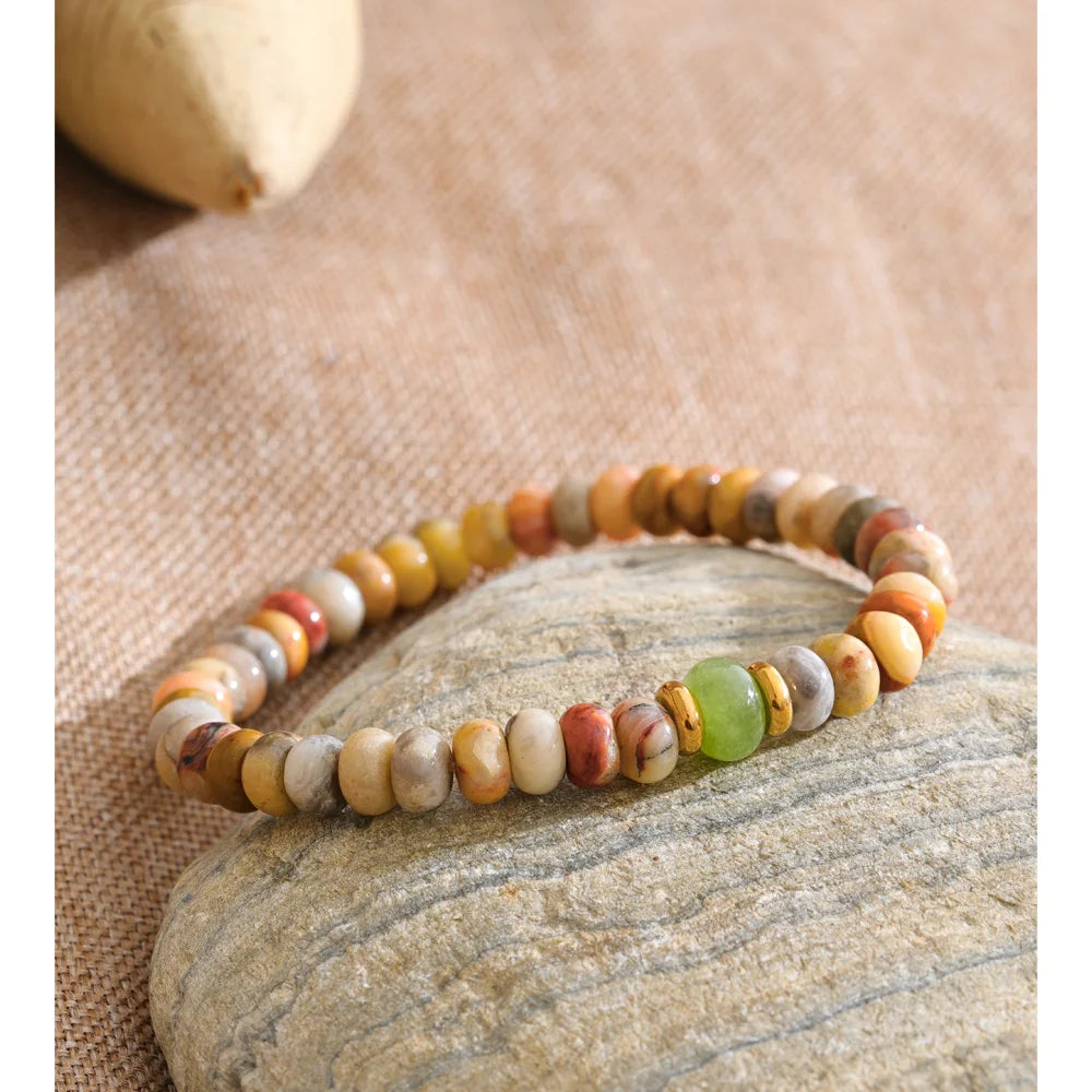 Natural stone beaded geometric necklace in gold-plated stainless steel with natural stone.
