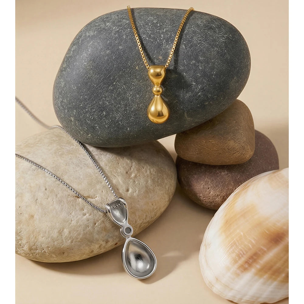Geometric necklace in gold-plated stainless steel.