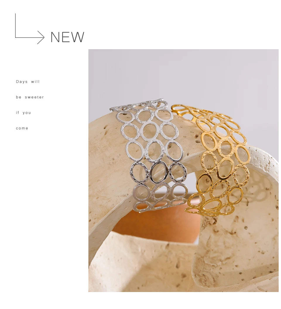 Geometric bracelet in gold-plated stainless steel.